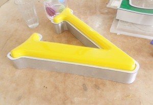 Chữ mica hút nổi chân viền inox